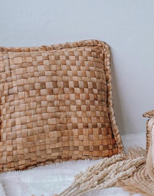 Cover Bantal Anyaman Eceng Gondok