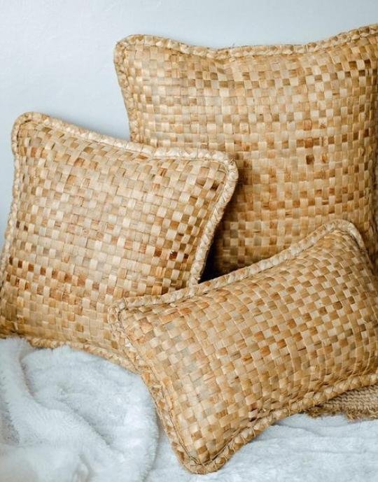 Cover Bantal Anyaman Eceng Gondok